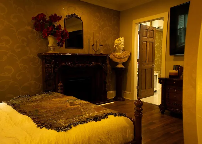 Chateau Connelsville Renaissance Era Suite