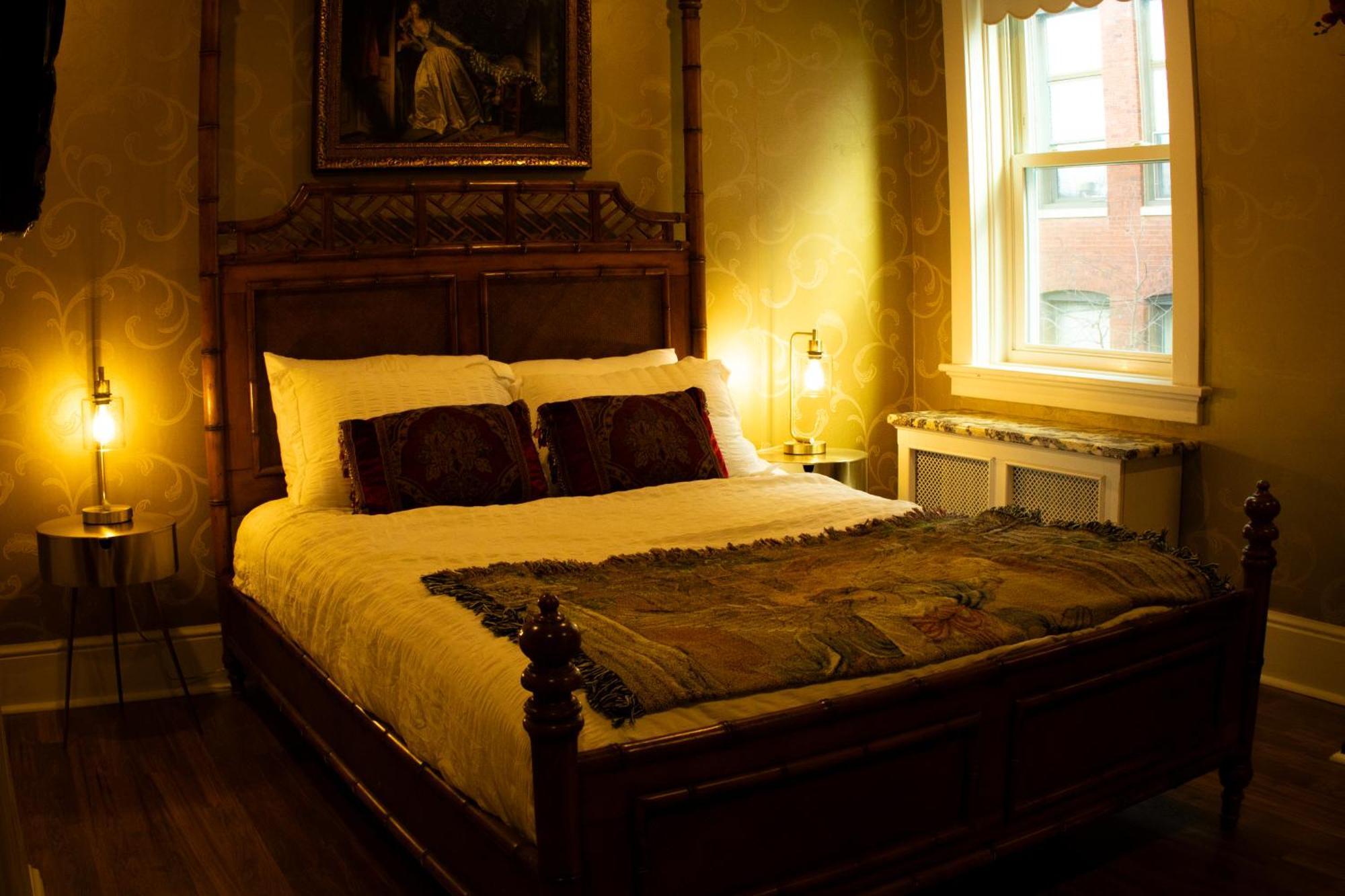 Chateau Connelsville Renaissance Era Hotel *